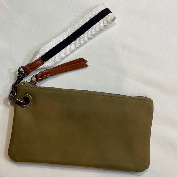 Universal Thread Handbags - UNIVERSAL THREAD Green zippered wristlet